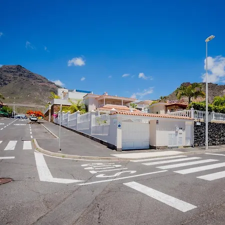 Espaciosa Con La Piscina Privada فيلة