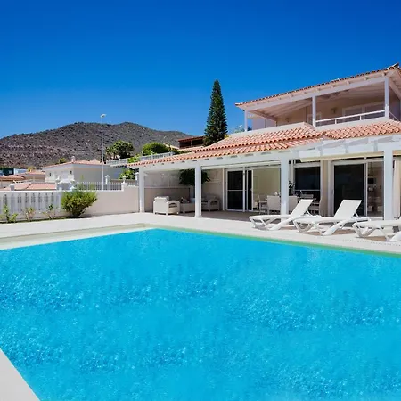 Espaciosa Con La Piscina Privada أذيخي