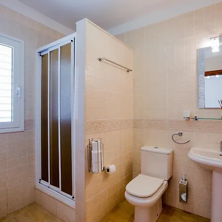 Espaciosa Con La Piscina Privada فيلة