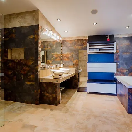 فيلة Espaciosa Con La Piscina Privada أذيخي